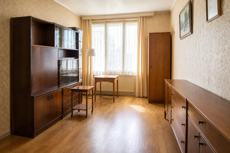 Le même salon entièrement débarrassé : sol dégagé, mobilier en place et lumière du jour.